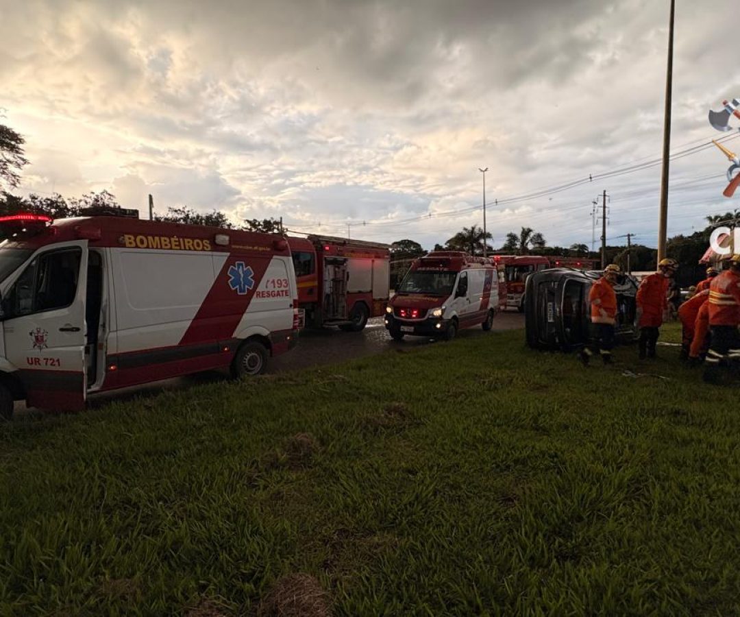 Motorista fica ferida após capotamento no acesso ao Jardim Botânico