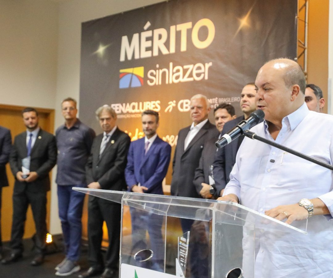 Governador Ibaneis Rocha recebe prêmio por avanços na regularização de clubes em Brasília