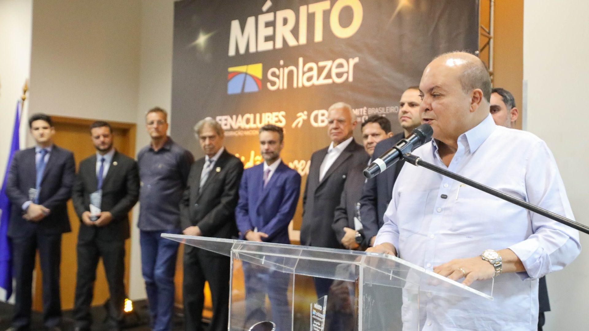 Governador Ibaneis Rocha recebe prêmio por avanços na regularização de clubes em Brasília