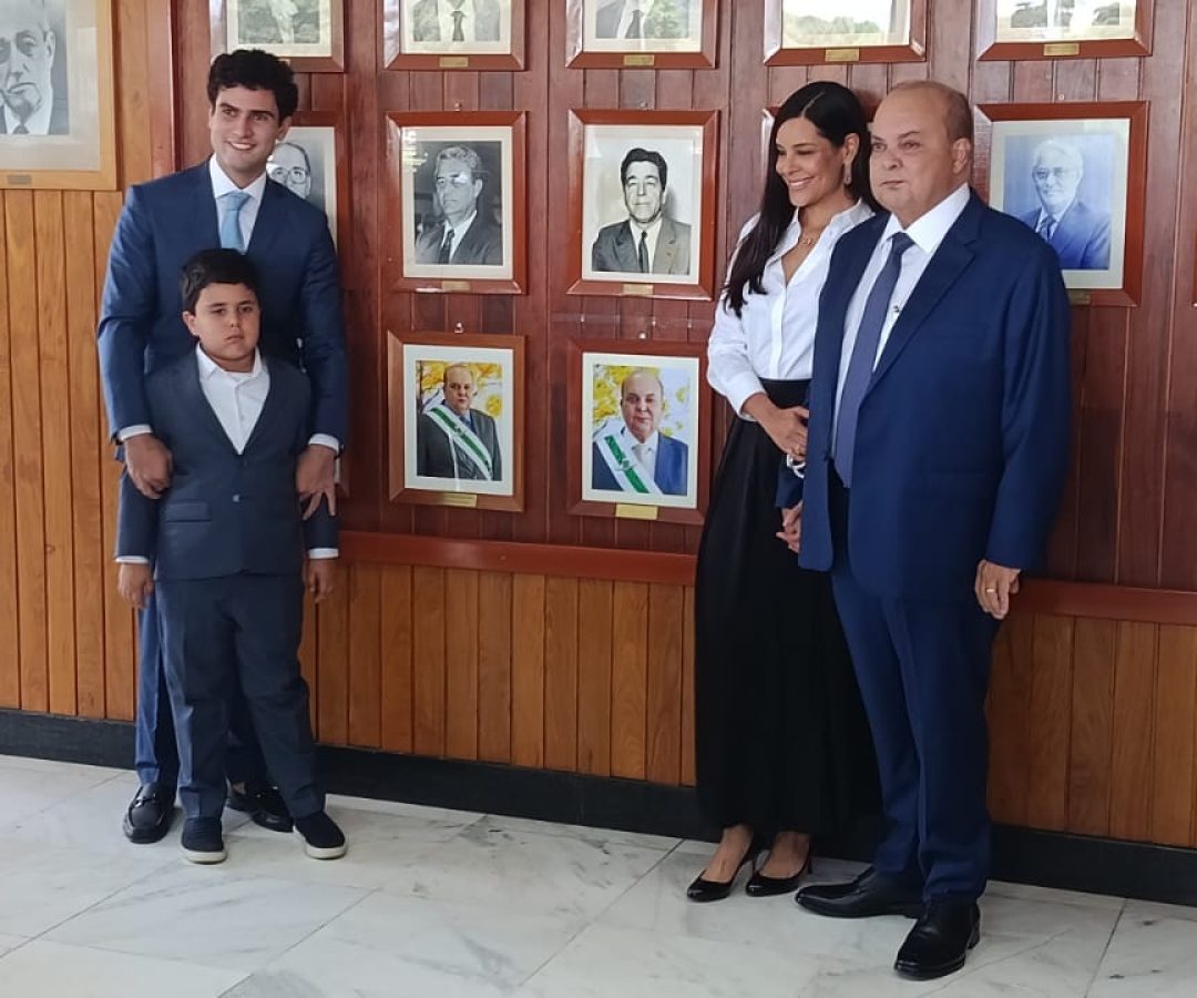 Ibaneis deixa o governo durante missa no Palácio do Buriti