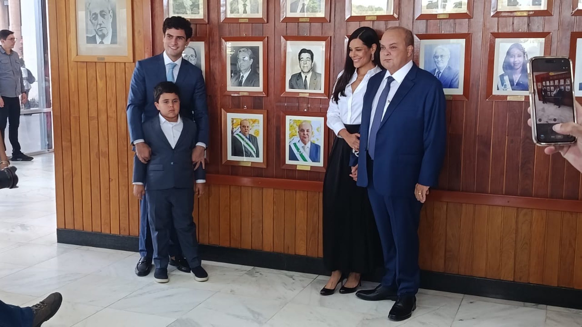 Ibaneis deixa o governo durante missa no Palácio do Buriti