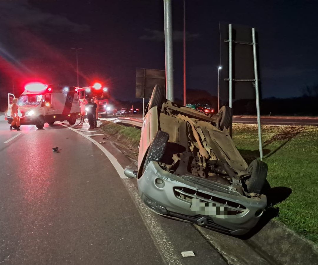 Carro capota perto do Aeroporto de Brasília e motorista sai ileso