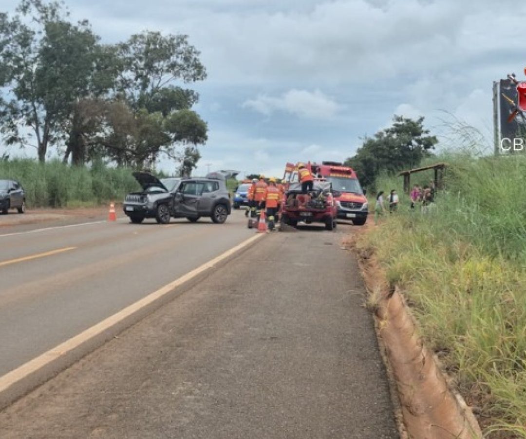 Acidente entre dois carros deixa quatro feridos na BR-251