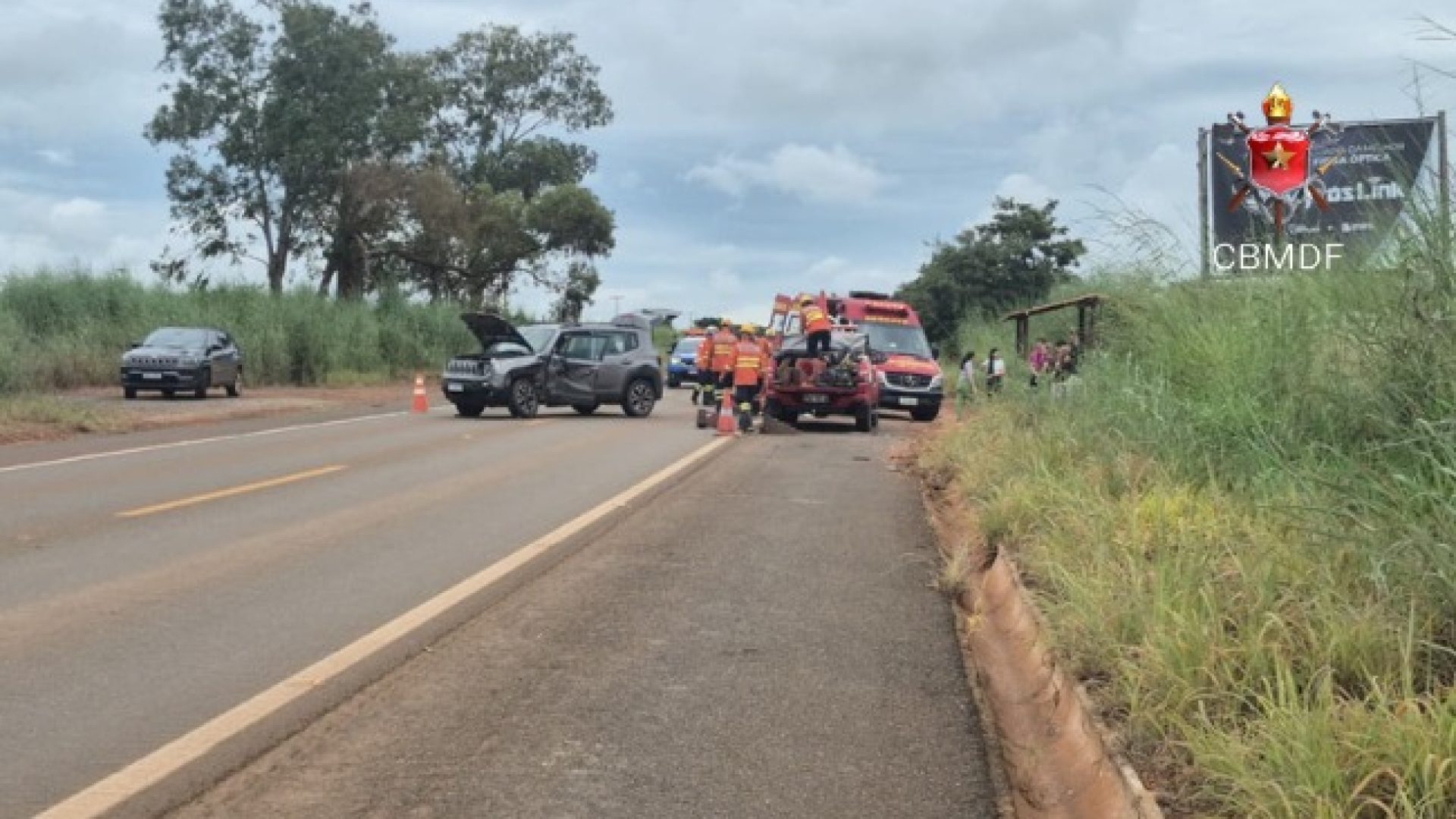 Acidente entre dois carros deixa quatro feridos na BR-251