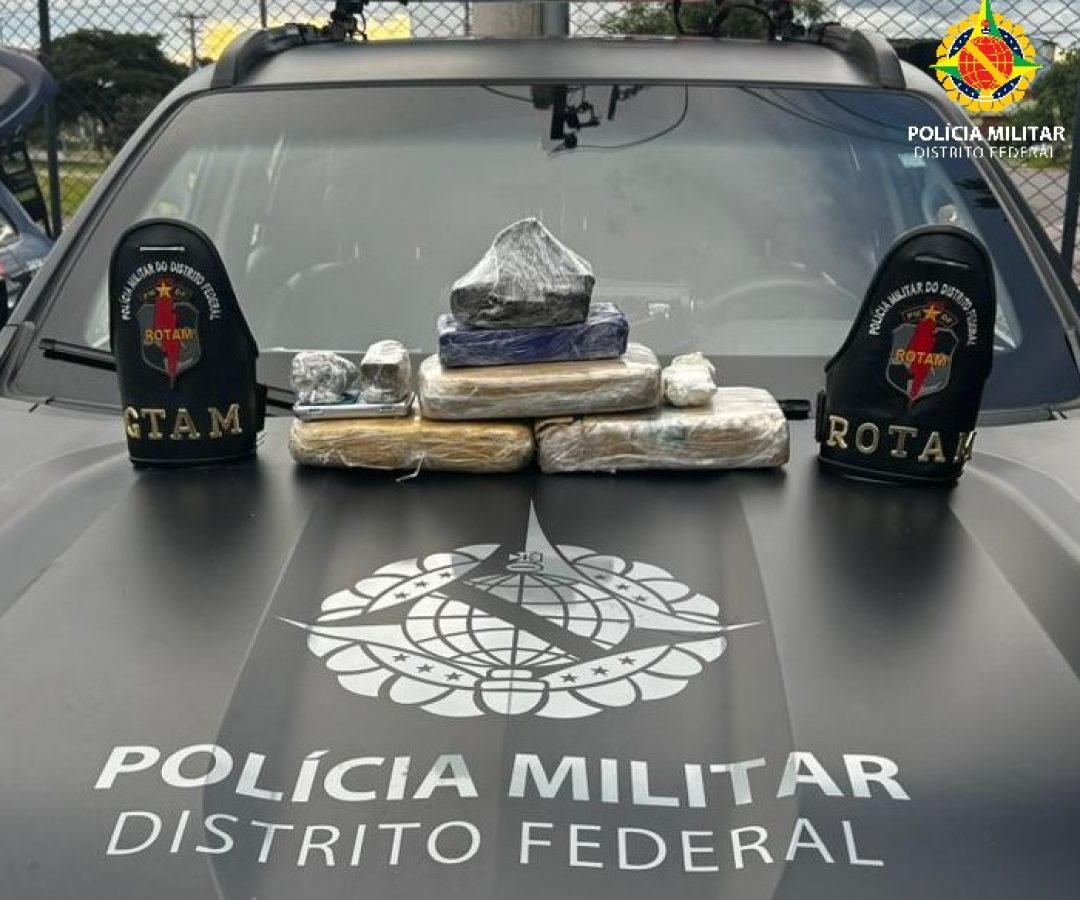 Homem é preso com drogas após tentar esconder mochila no Recanto das Emas