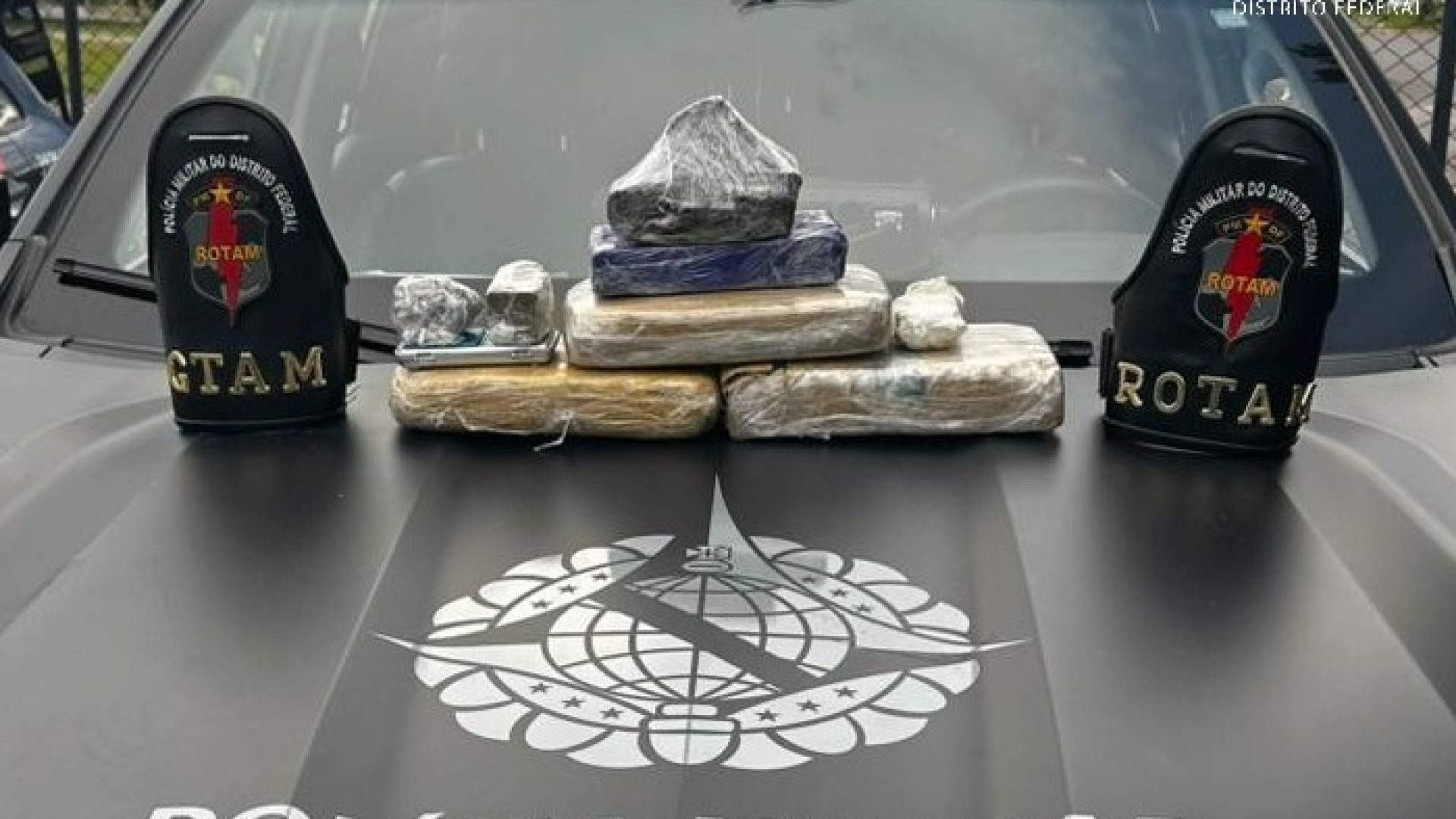 Homem é preso com drogas após tentar esconder mochila no Recanto das Emas