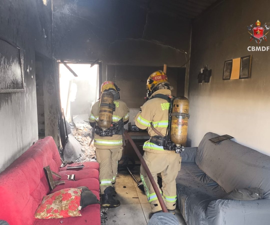 Bombeiros combatem incêndio em residência no Arapoanga