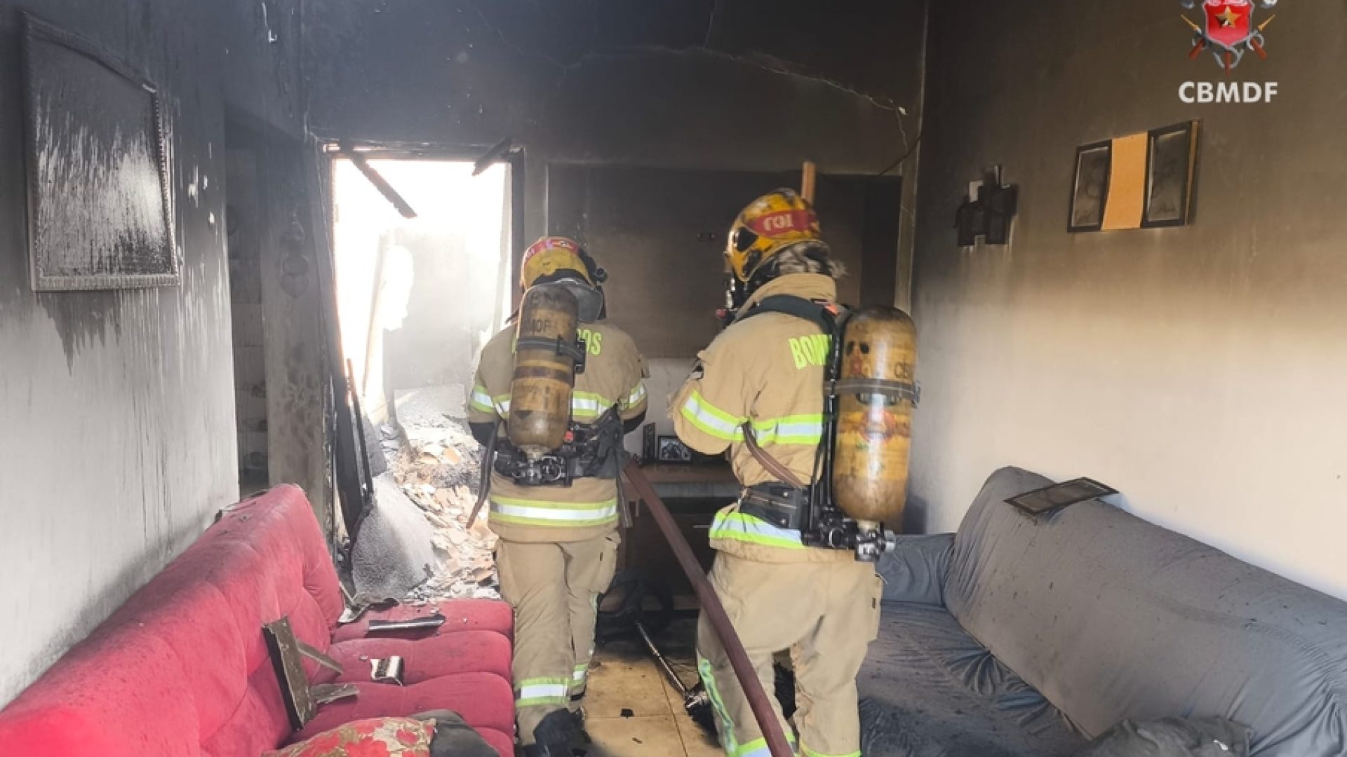 Bombeiros combatem incêndio em residência no Arapoanga