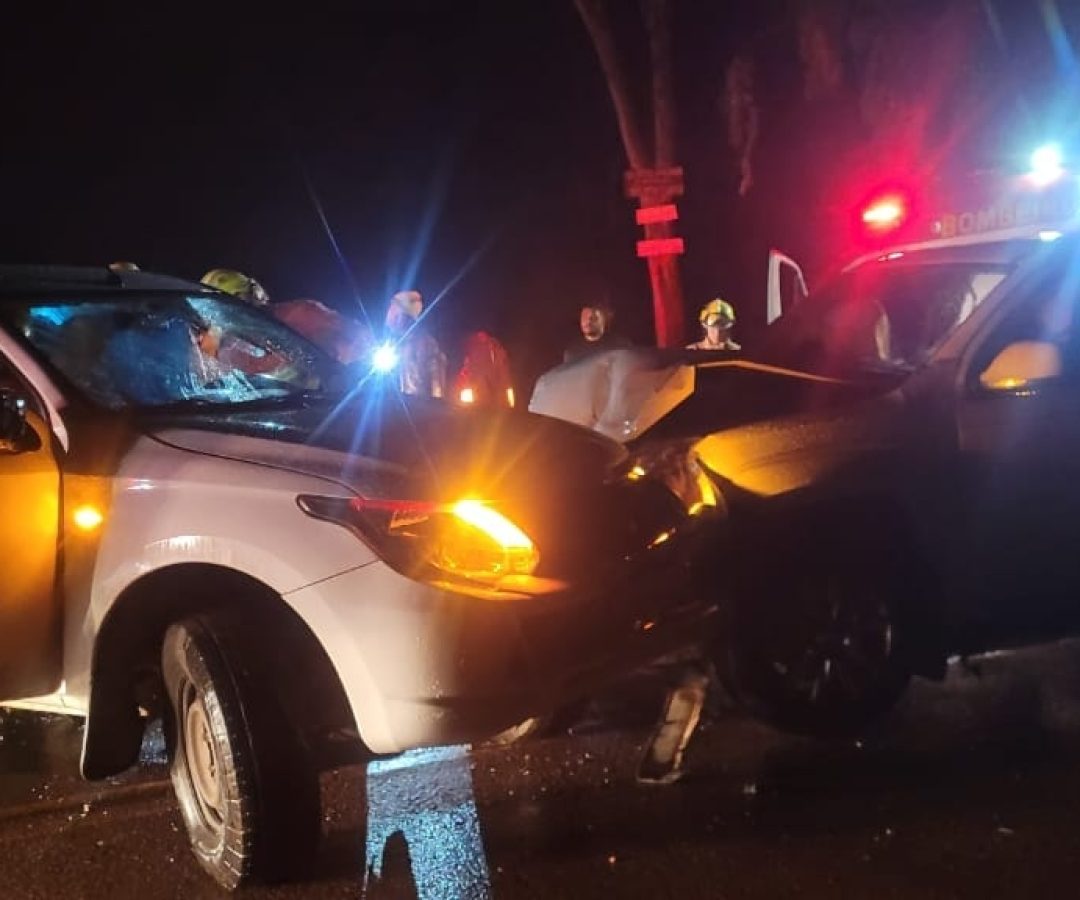 Batida frontal entre caminhonetes deixa um ferido na BR-250, no DF