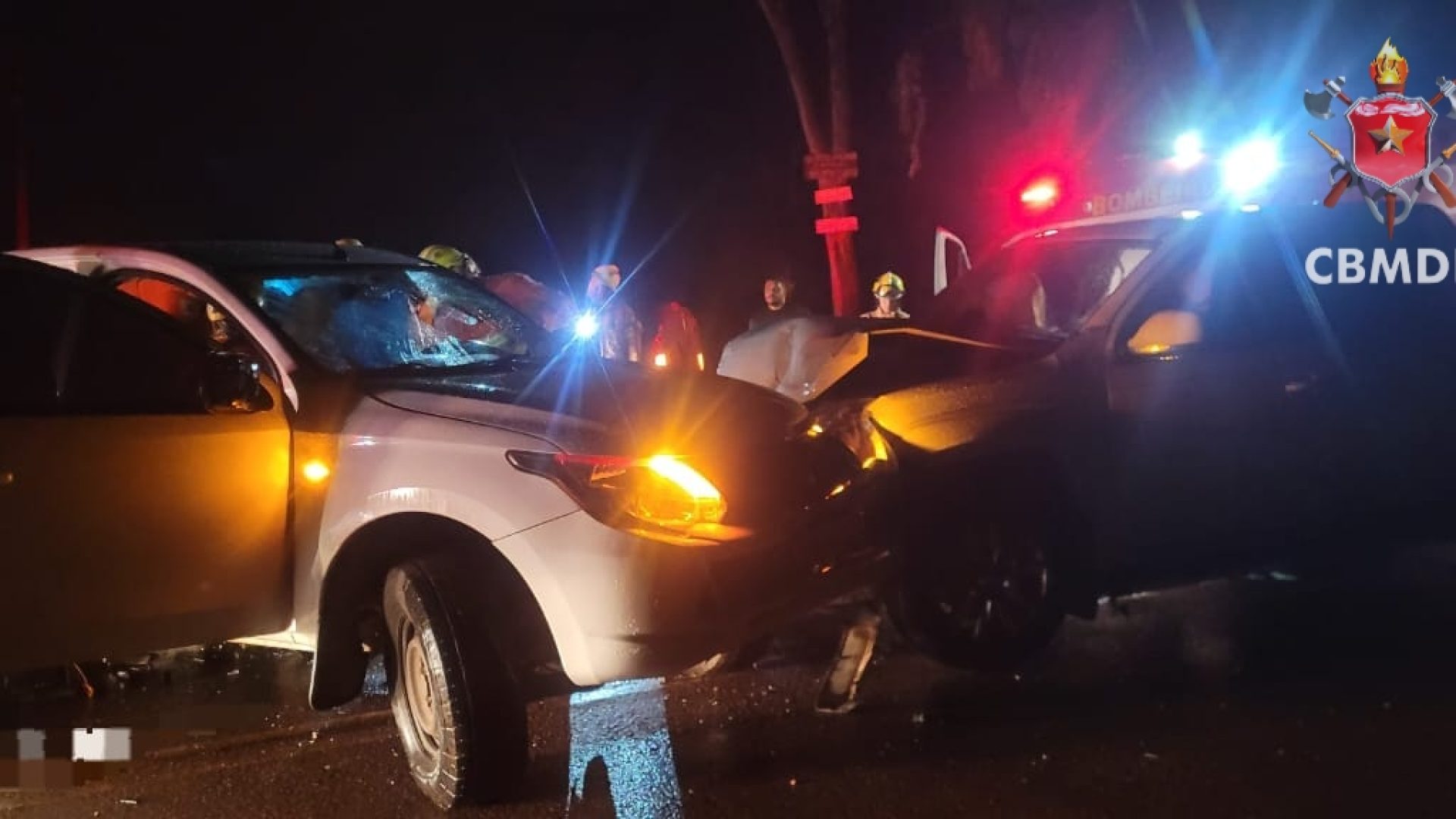 Batida frontal entre caminhonetes deixa um ferido na BR-250, no DF