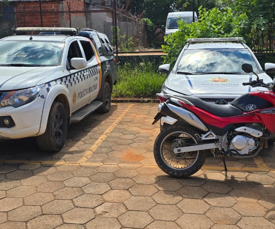 Motocicleta furtada é recuperada pela PM no Pôr do Sol
