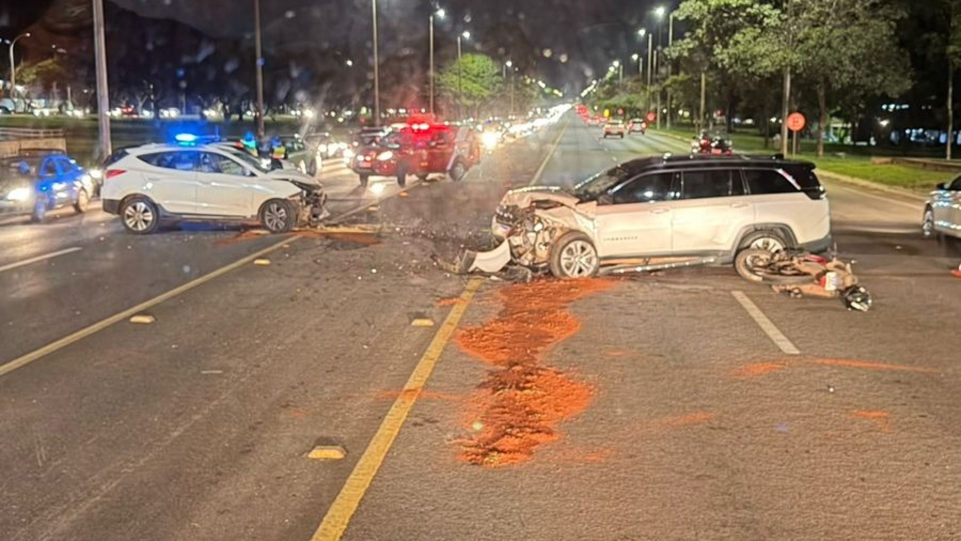 Batida frontal no Eixão atinge moto e deixa três feridos no Plano Piloto