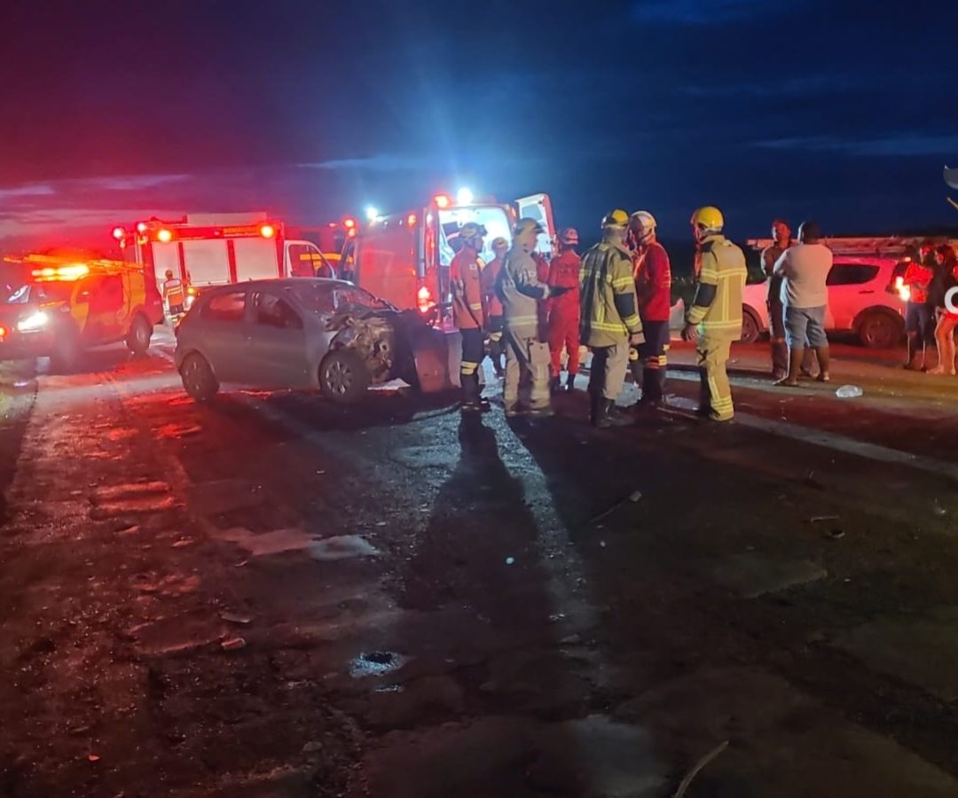 Colisão frontal na BR-020 deixa vítimas presas às ferragens e mobiliza bombeiros do DF e de Goiás