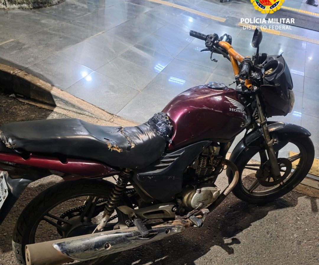 Dupla é detida com motocicleta roubada durante a madrugada