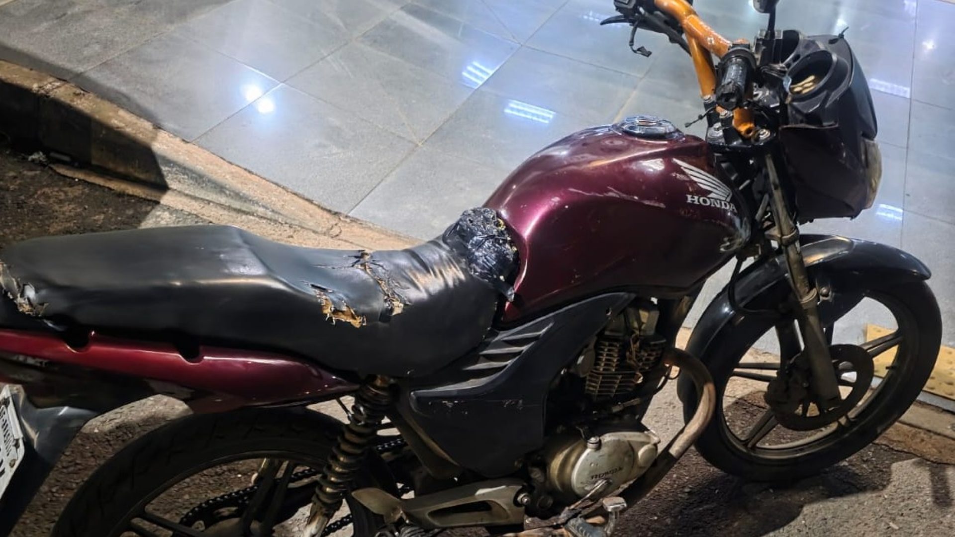 Dupla é detida com motocicleta roubada durante a madrugada