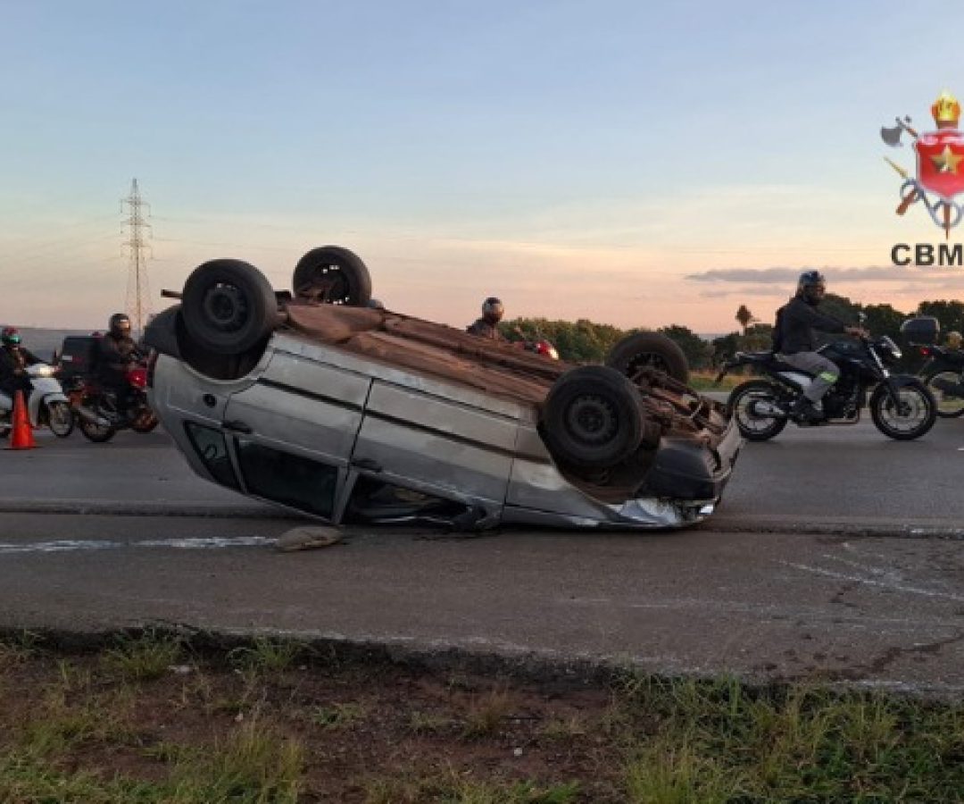 Colisão seguida de capotamento mobiliza CBMDF na BR-070