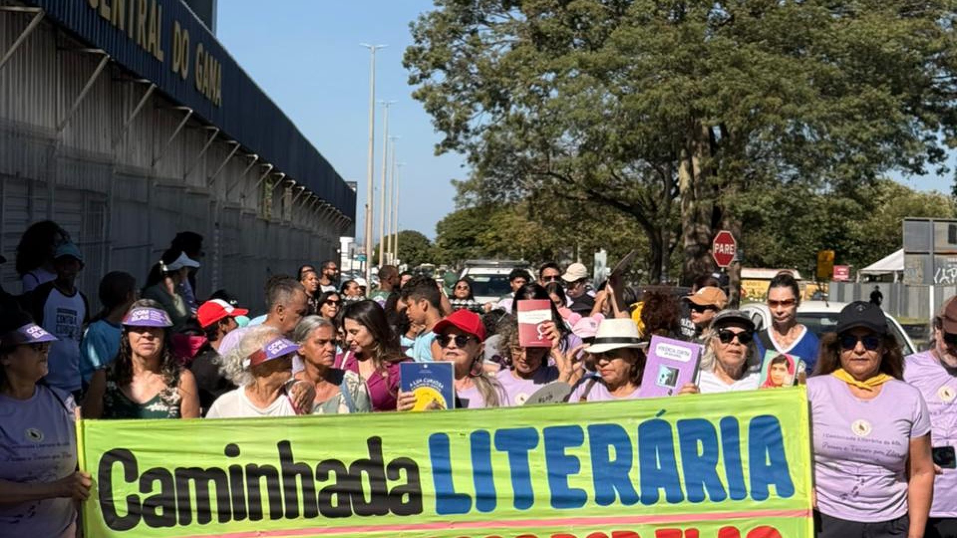 Caminhada literária mobiliza o Gama no combate ao feminicídio