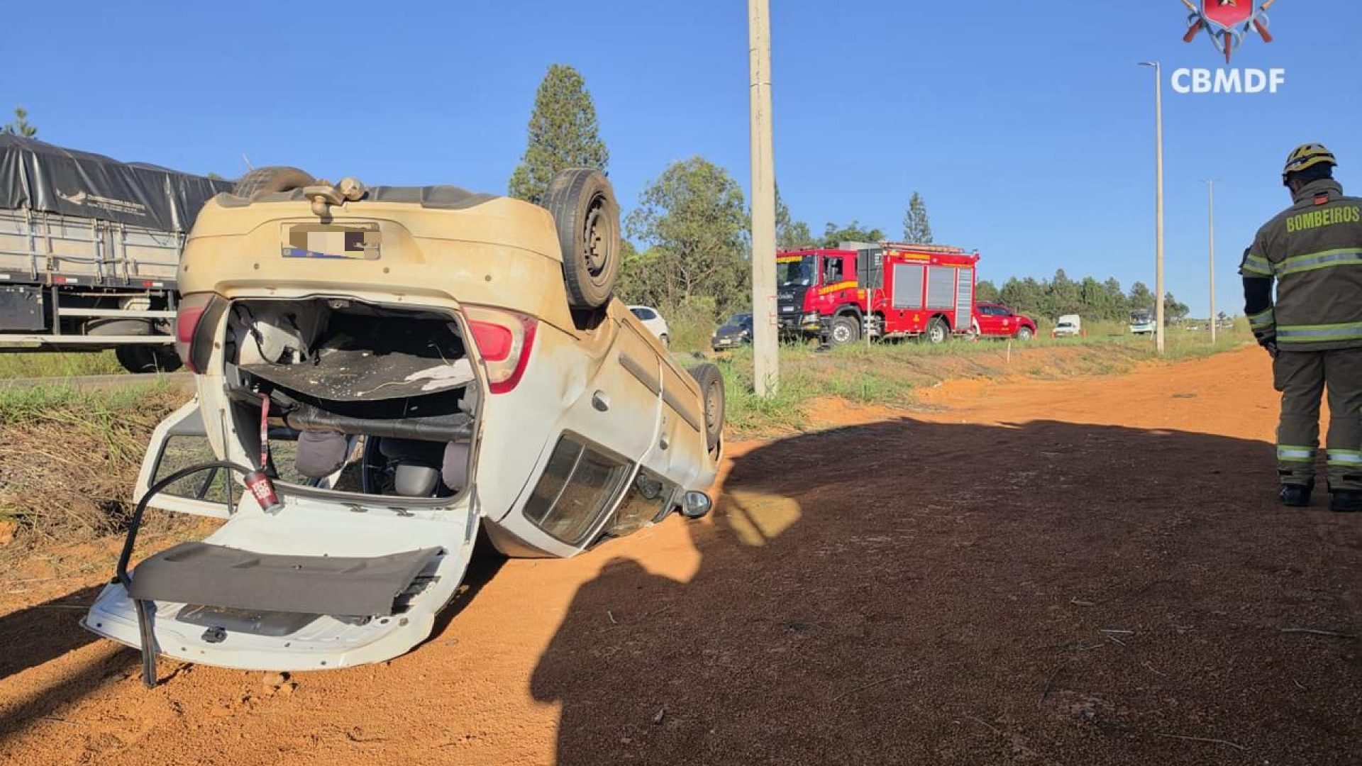 Motorista fica ferido após capotamento na DF-001