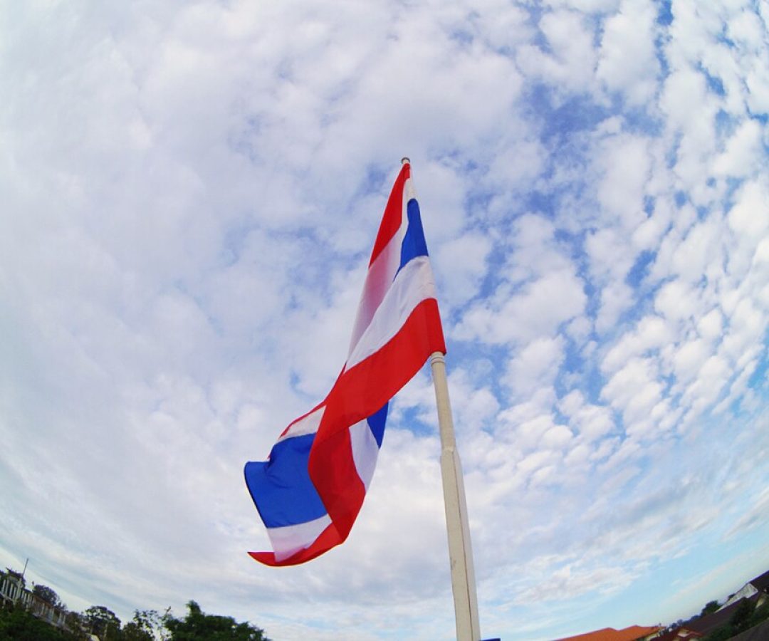 Wide_angle_of_the_Flag_of_Thailand_against_the_sky.jpg