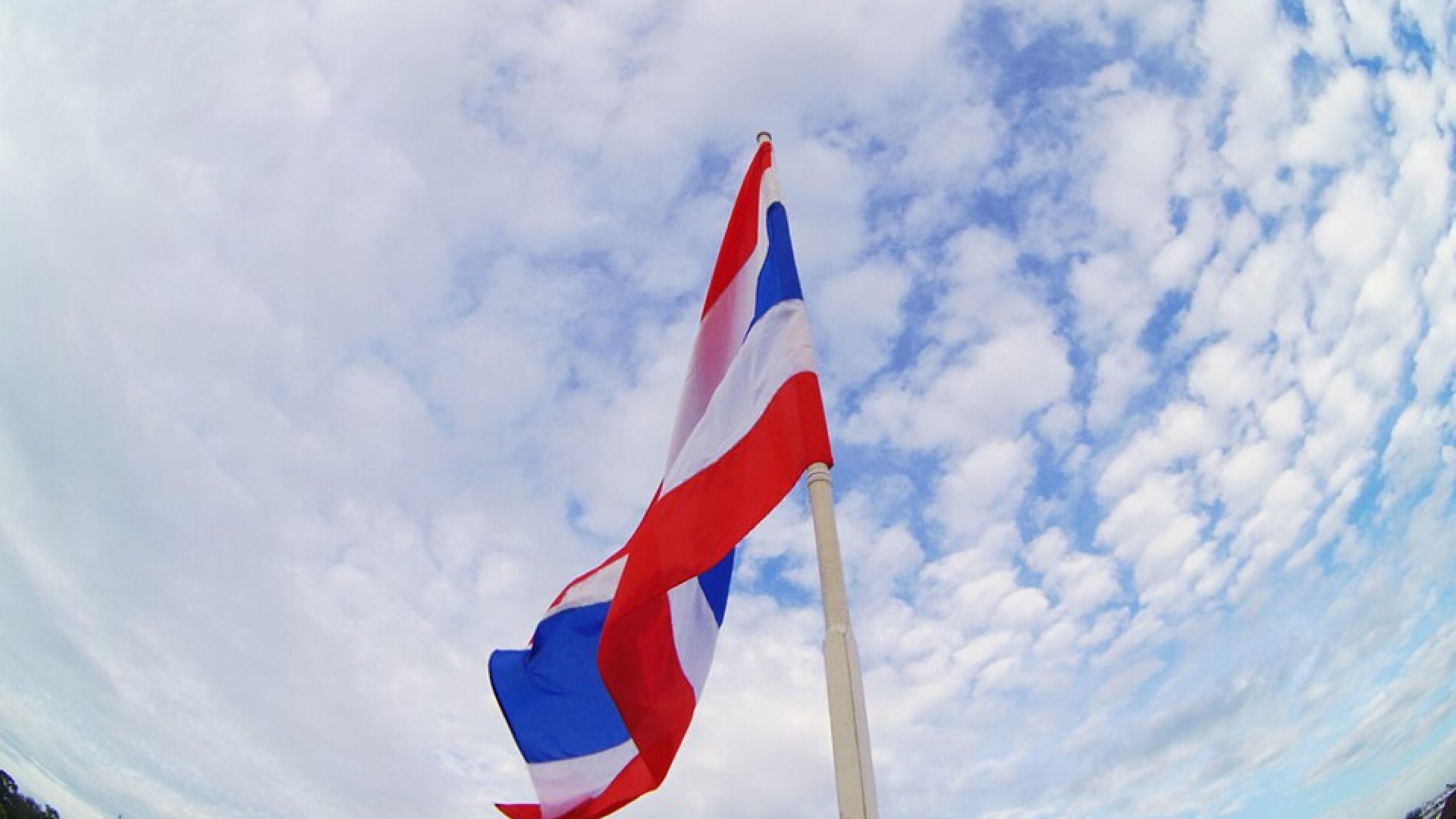 Wide_angle_of_the_Flag_of_Thailand_against_the_sky.jpg