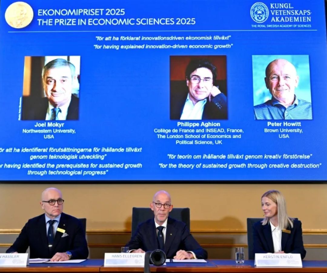 Membros da Academia Sueca de Ciências anunciam os ganhadores do prêmio Nobel de Economia