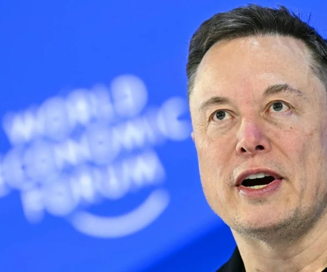 O CEO da SpaceX, Elon Musk, afirma estar fundindo a empresa com seu projeto de inteligência artificial para construir datacenters no espaço - AFP