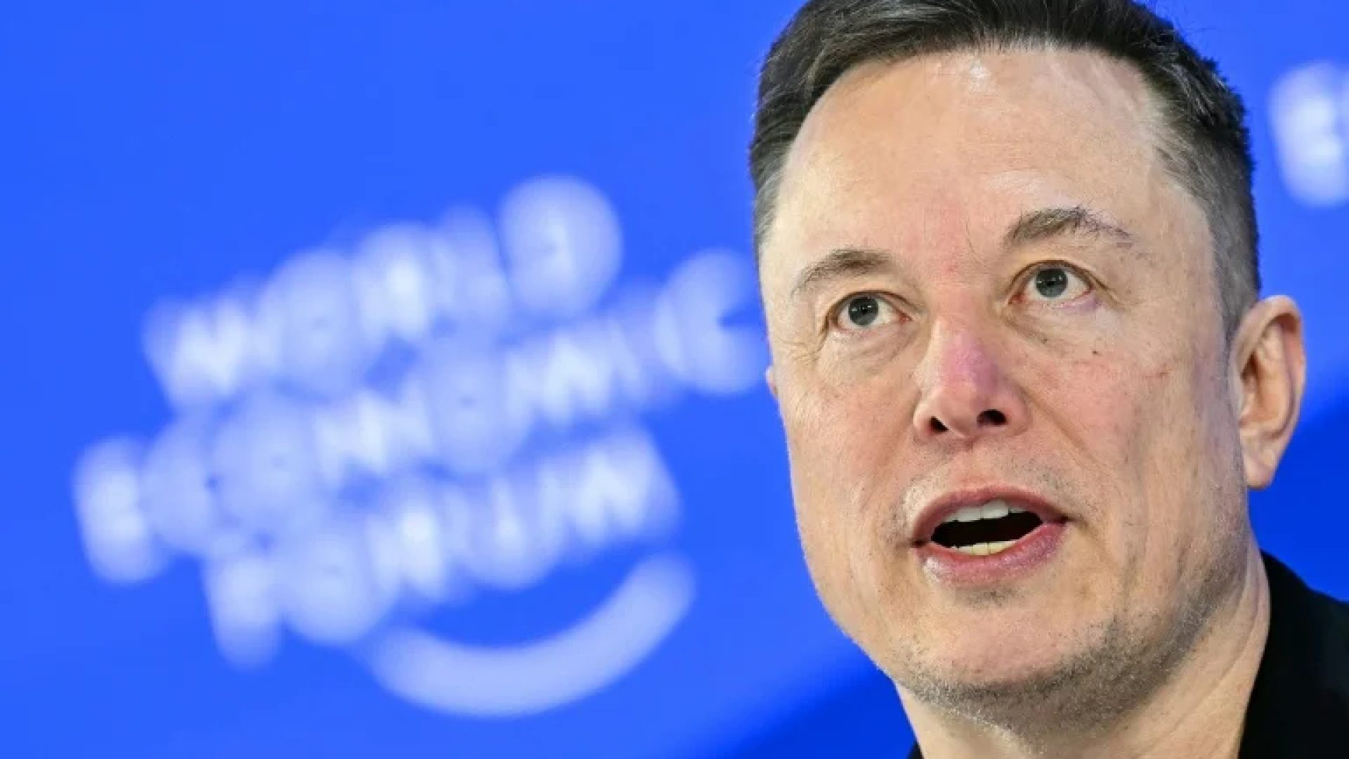O CEO da SpaceX, Elon Musk, afirma estar fundindo a empresa com seu projeto de inteligência artificial para construir datacenters no espaço - AFP