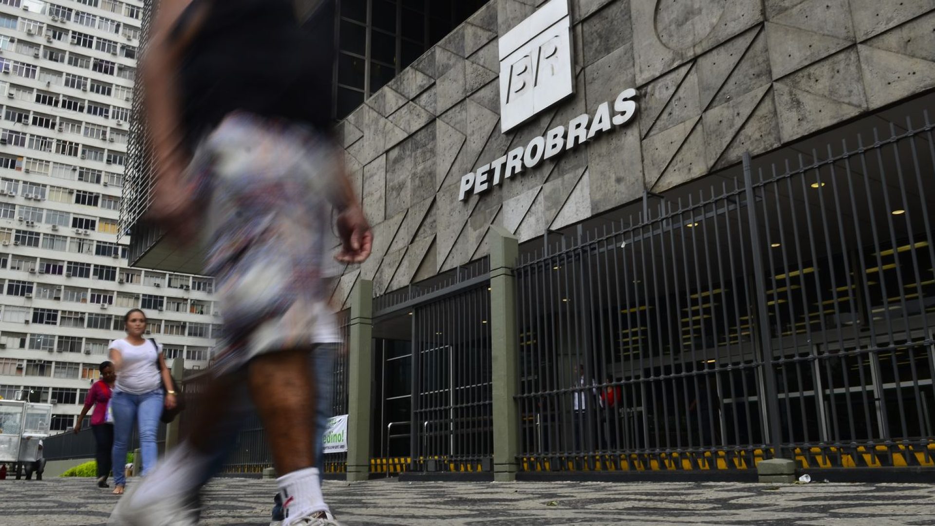 Petrobras diz entregar todo o combustível produzido nas refinarias
