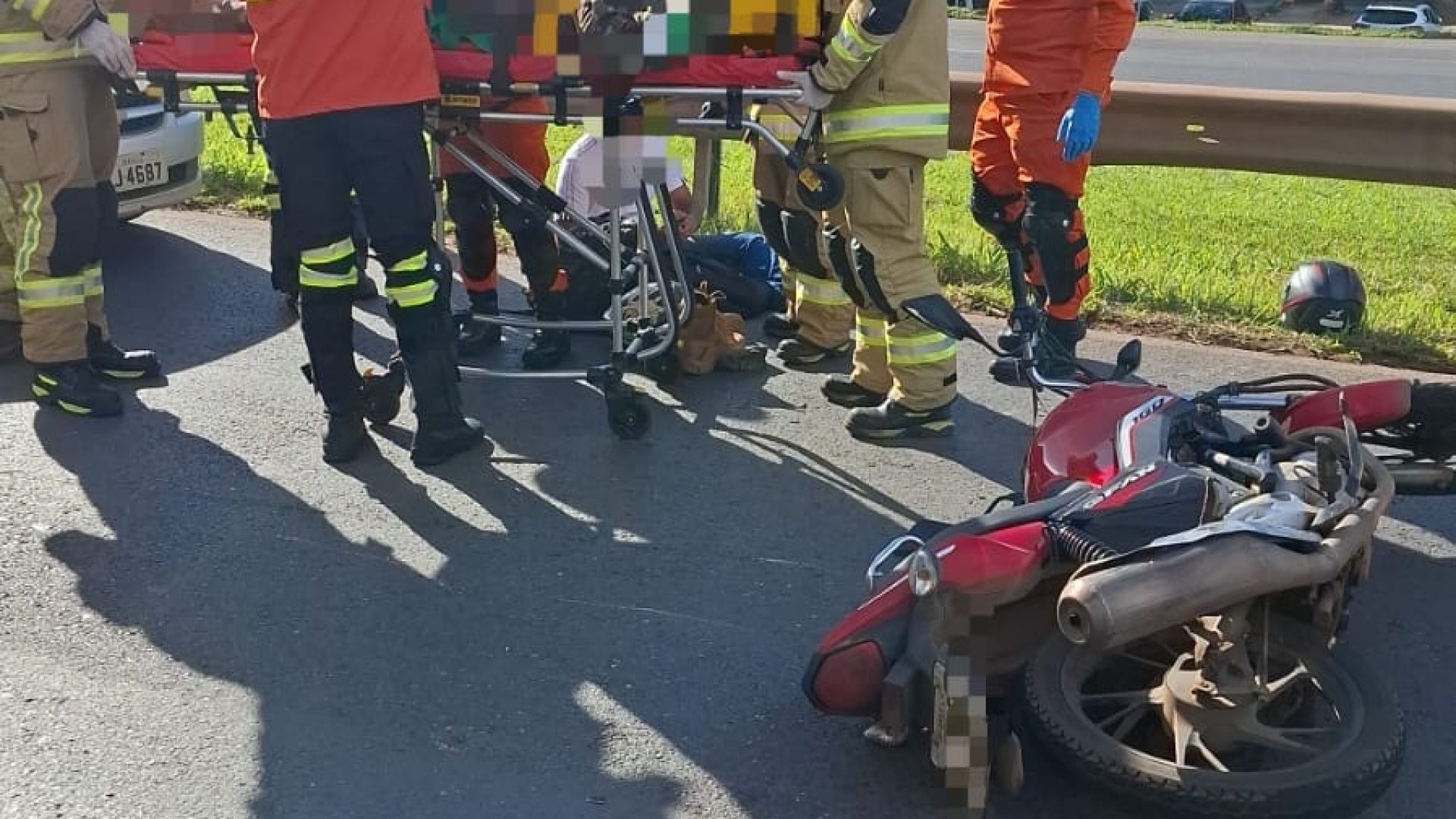 Colisão entre carro, moto e caminhão deixa dois feridos na BR-020