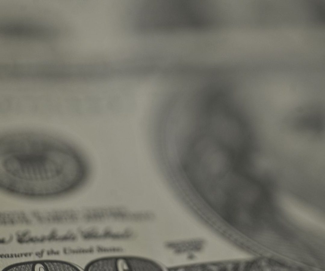 Dólar recua, bolsa cai e petróleo dispara com tensão no Oriente Médio