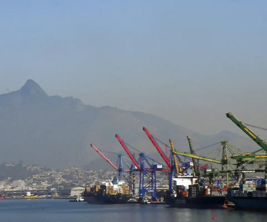 Superávit comercial cresce 10,8% em maio puxado por soja e cobre