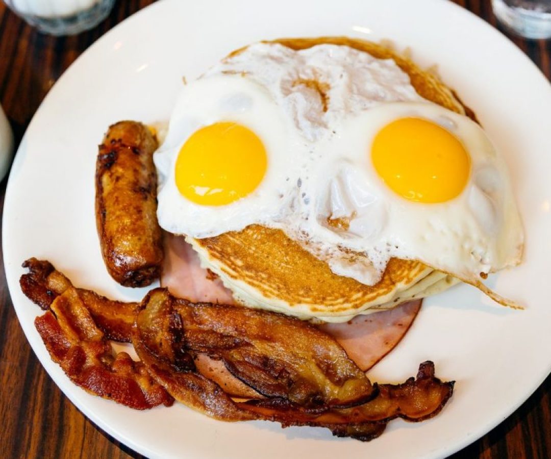 Por que redes de fast food, como Waffle House, começam a cobrar taxa extra por ovo