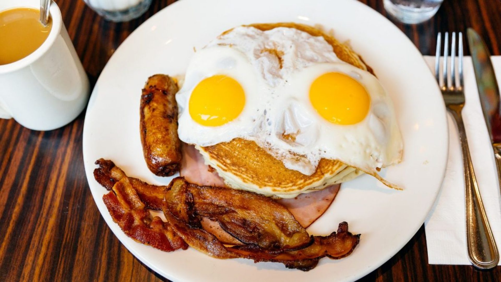 Por que redes de fast food, como Waffle House, começam a cobrar taxa extra por ovo