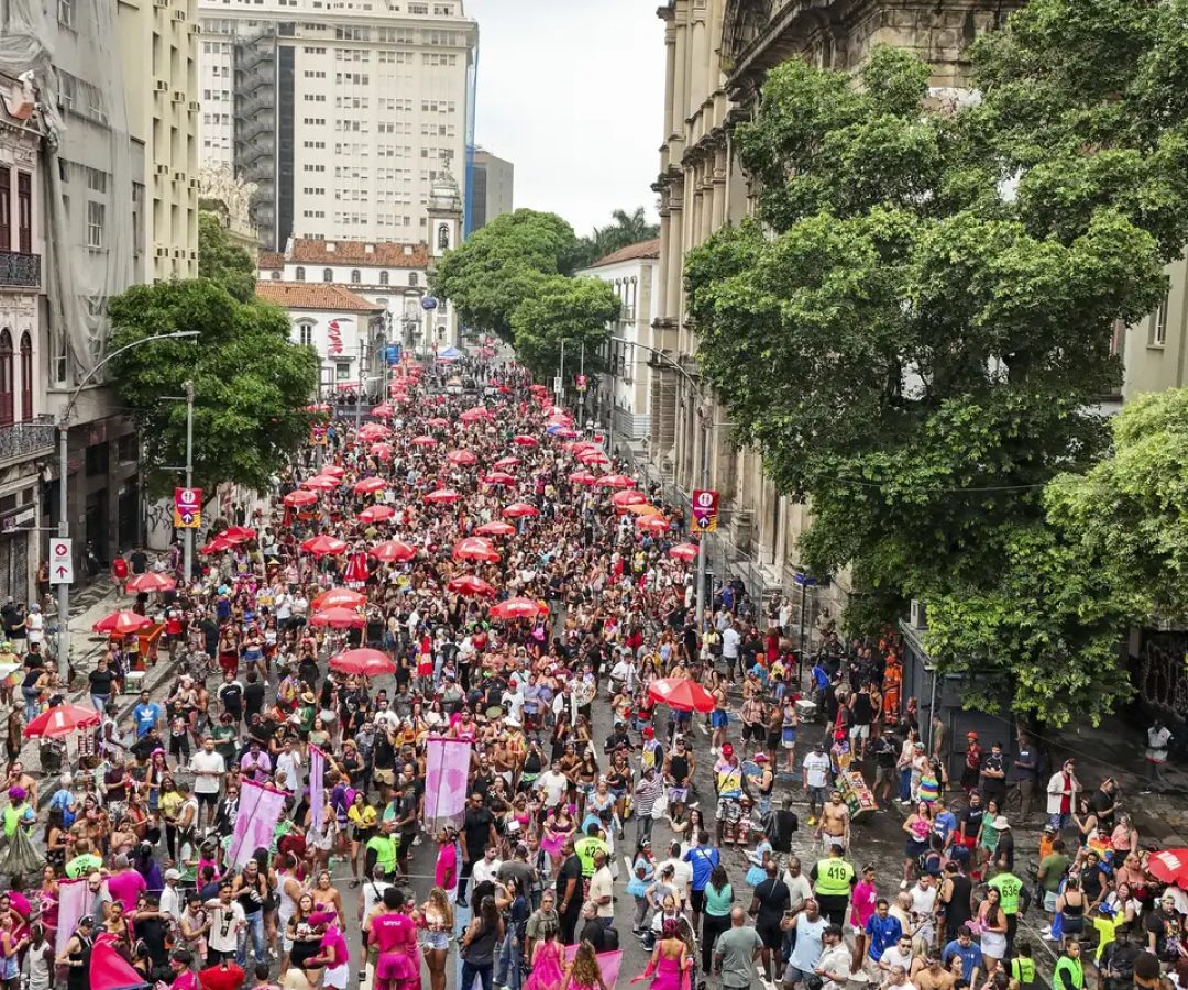 Bloco da Lexa atrai foliões para o circuito Preta Gil no centro do Rio