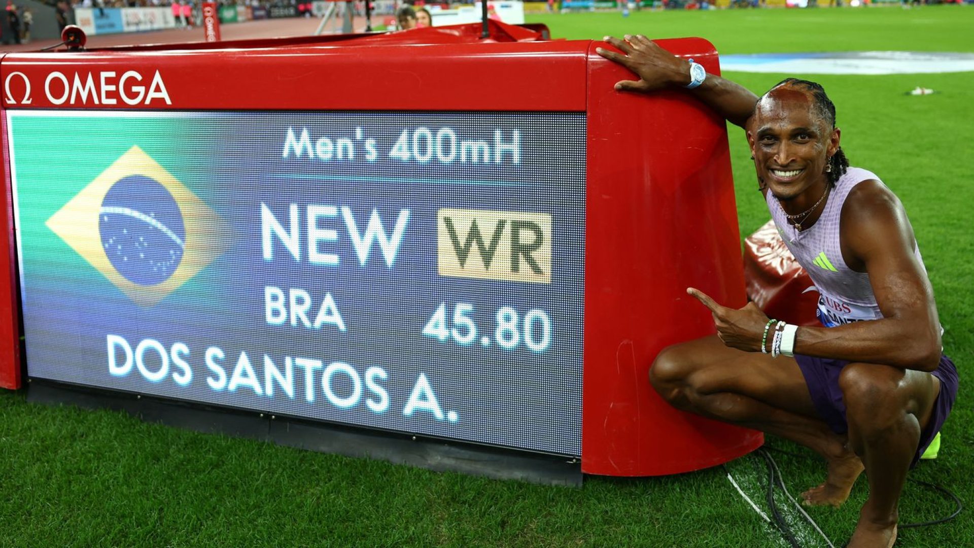 Alison dos Santos quebra recorde mundial dos 400m com barreiras