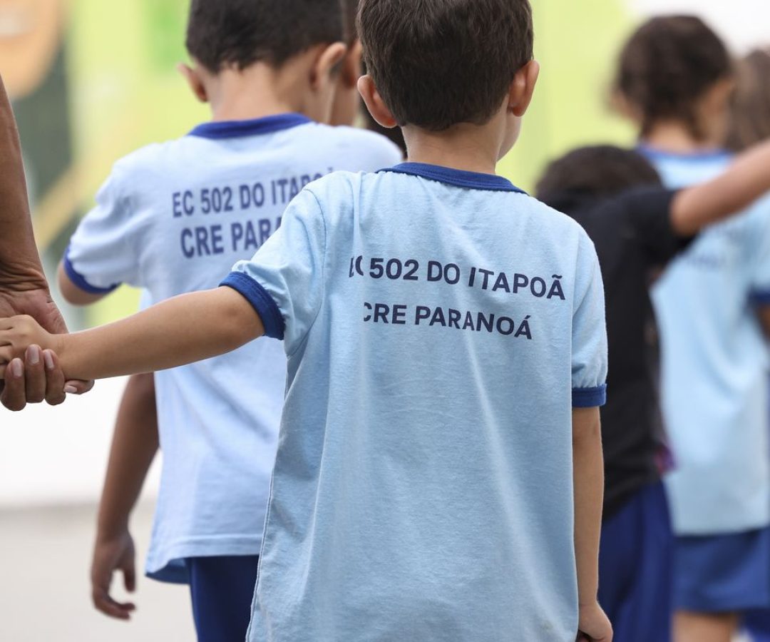 Alunos de escola no DF são “punidos” com flexão e PMs são afastados