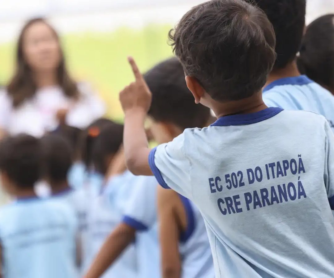 Ensino fundamental atinge 99,5% de frequência; atraso escolar cai
