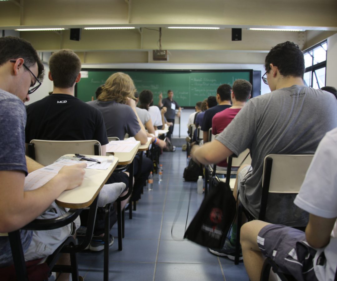 Valor de mensalidade de curso superior cai no presencial e EAD, com exceção de medicina