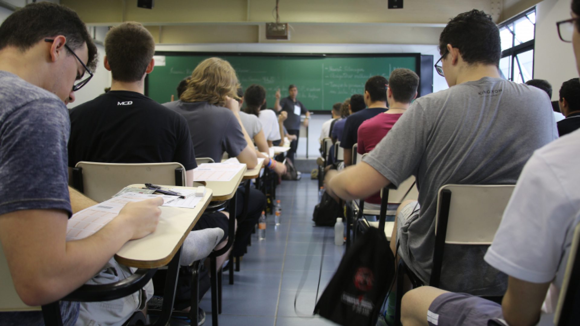 Valor de mensalidade de curso superior cai no presencial e EAD, com exceção de medicina
