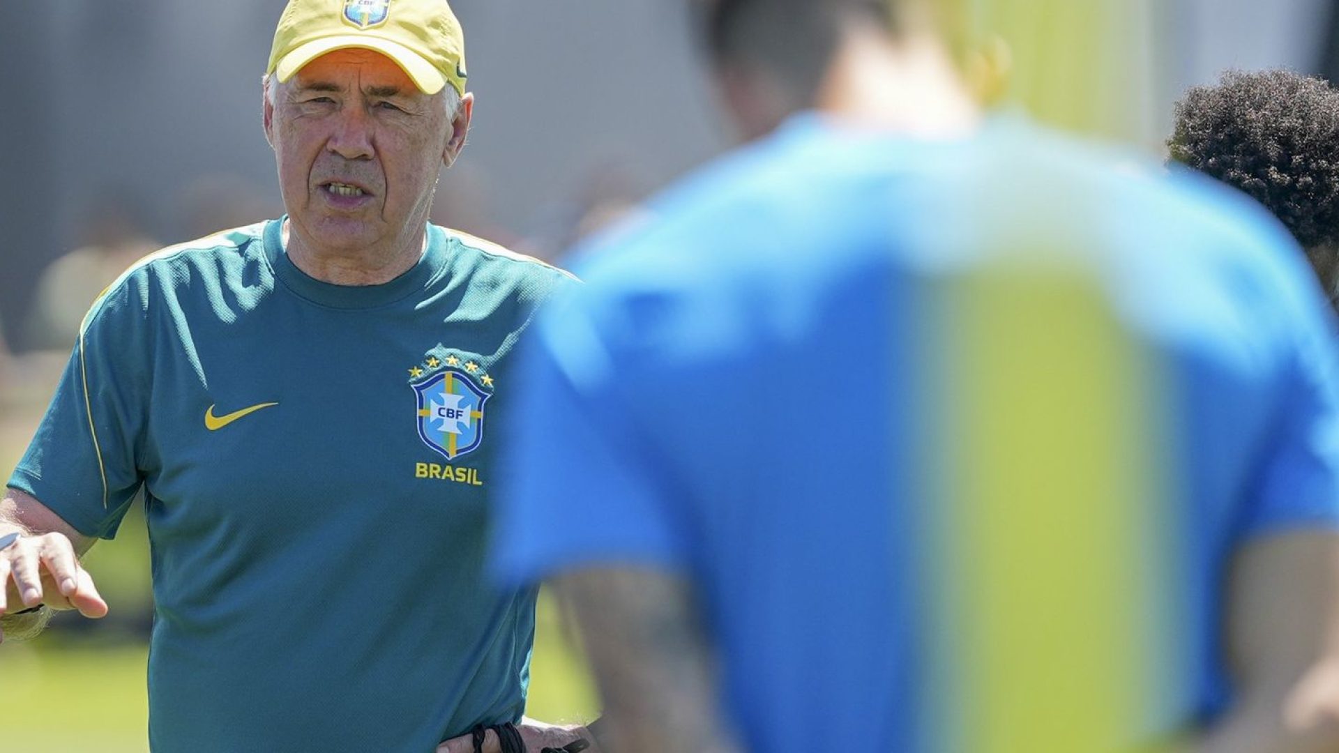 Ancelotti dá pista de Martinelli para vaga de Paquetá contra Noruega