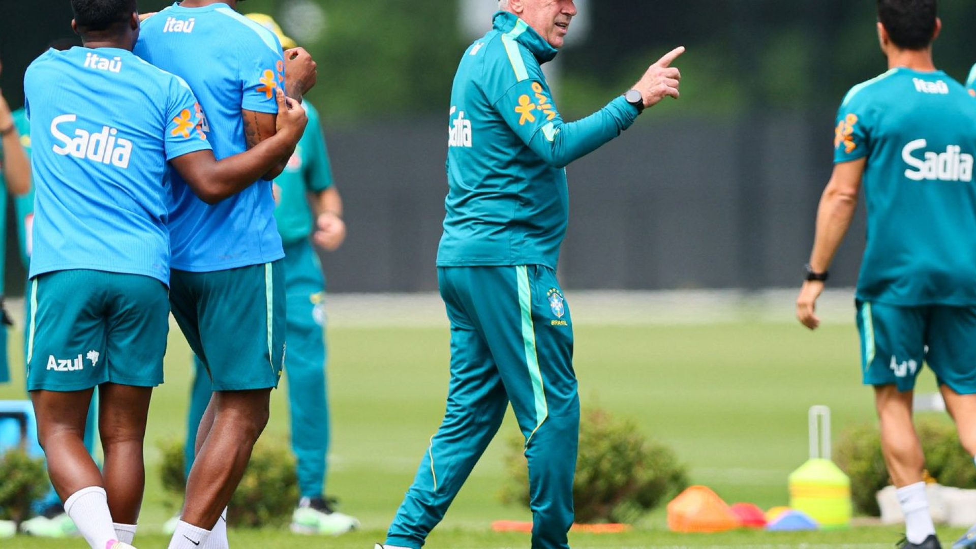 Prestes a estrear na Copa, Ancelotti não dá pistas sobre escalação