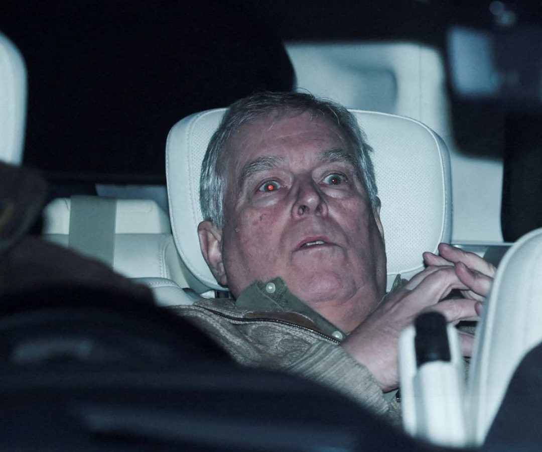 Polícia segue com buscas em mansão, após libertar ex-príncipe Andrew