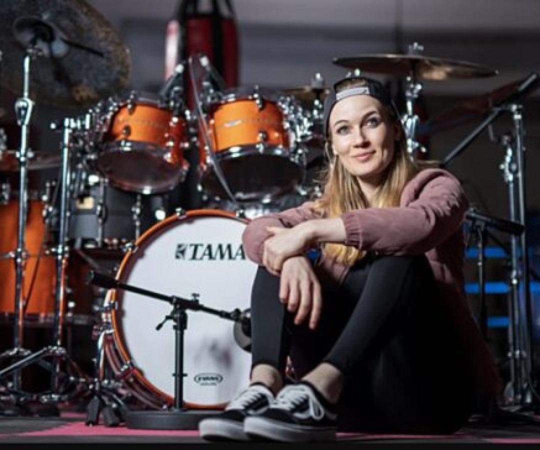 Quem é Anika Nilles, nova baterista do Rush, que fará turnê de retorno em 2026