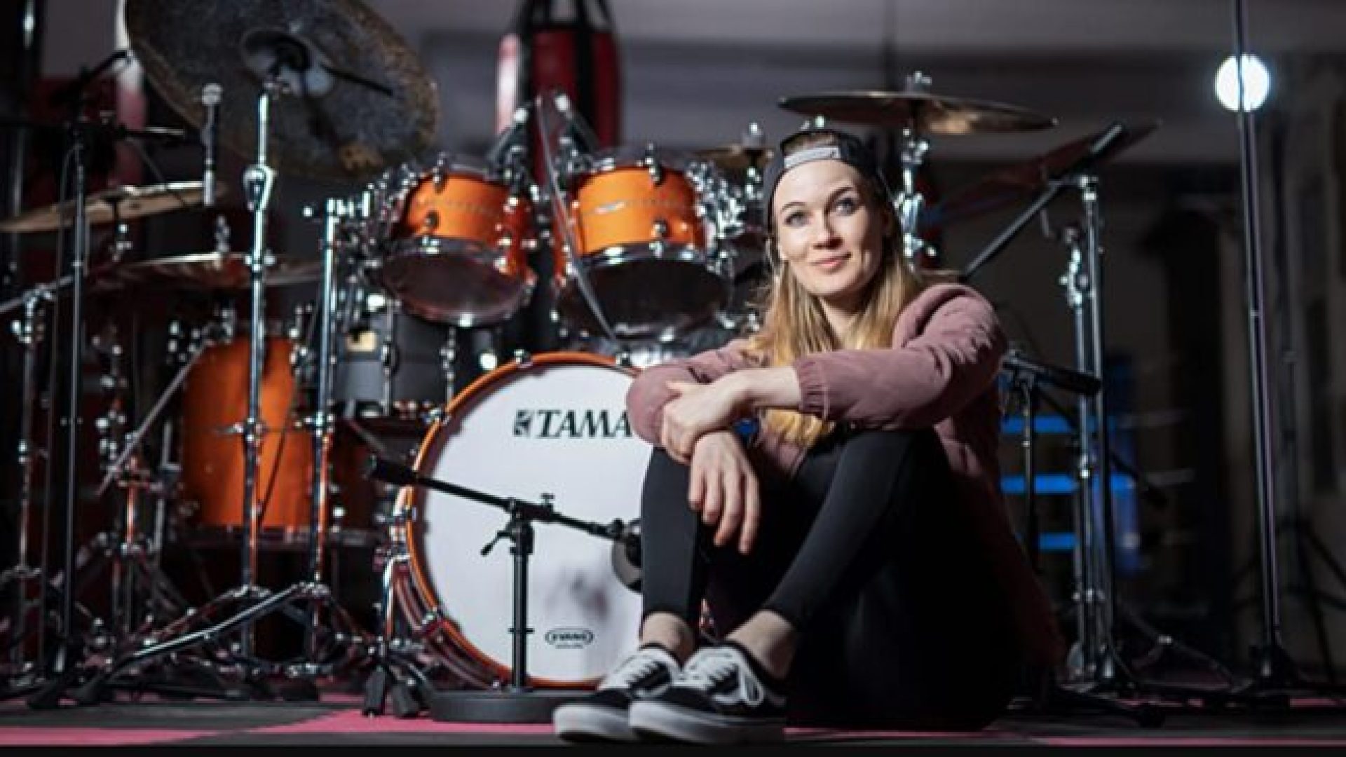 Quem é Anika Nilles, nova baterista do Rush, que fará turnê de retorno em 2026
