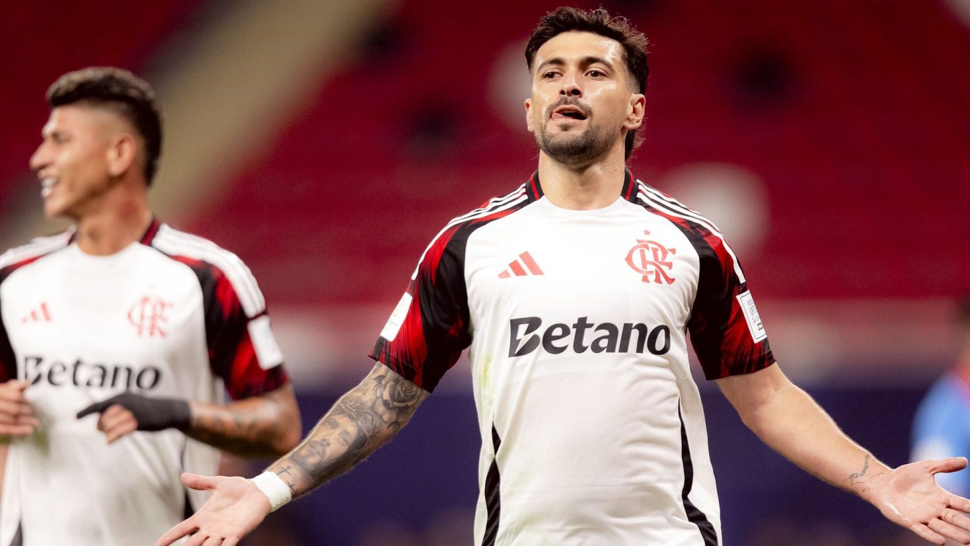 Arrascaeta brilha e Flamengo avança à semi da Copa Intercontinental