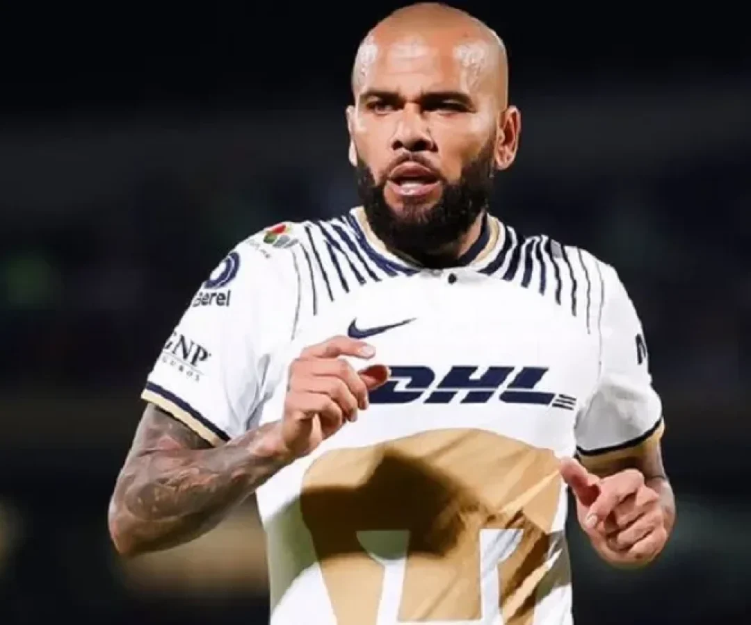 Daniel Alves estuda voltar a jogar aos 42 anos