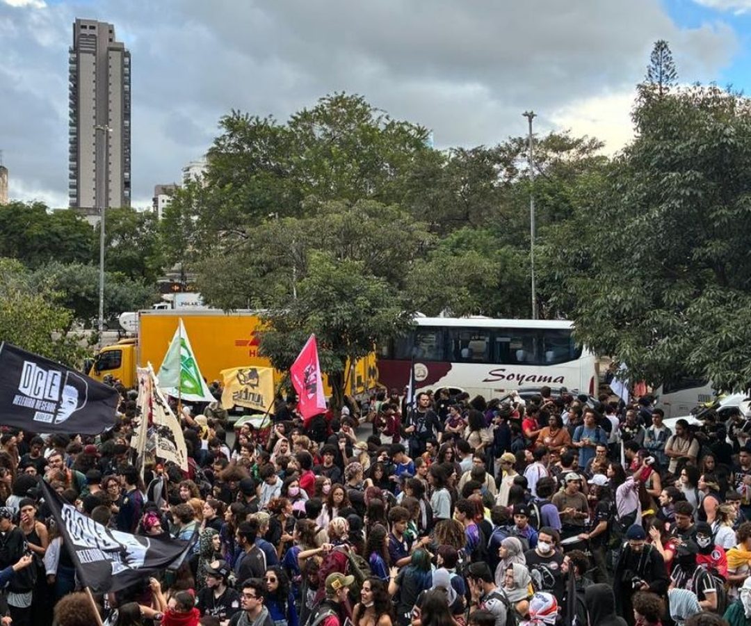 Em ato na capital paulista, estudantes criticam políticas educacionais