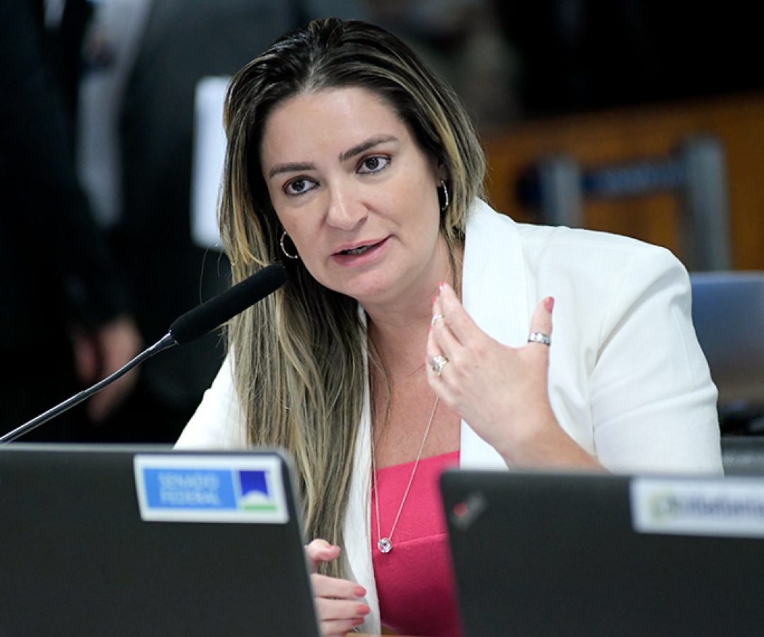 À bancada, em pronunciamento, senadora Augusta Brito (PT-CE).