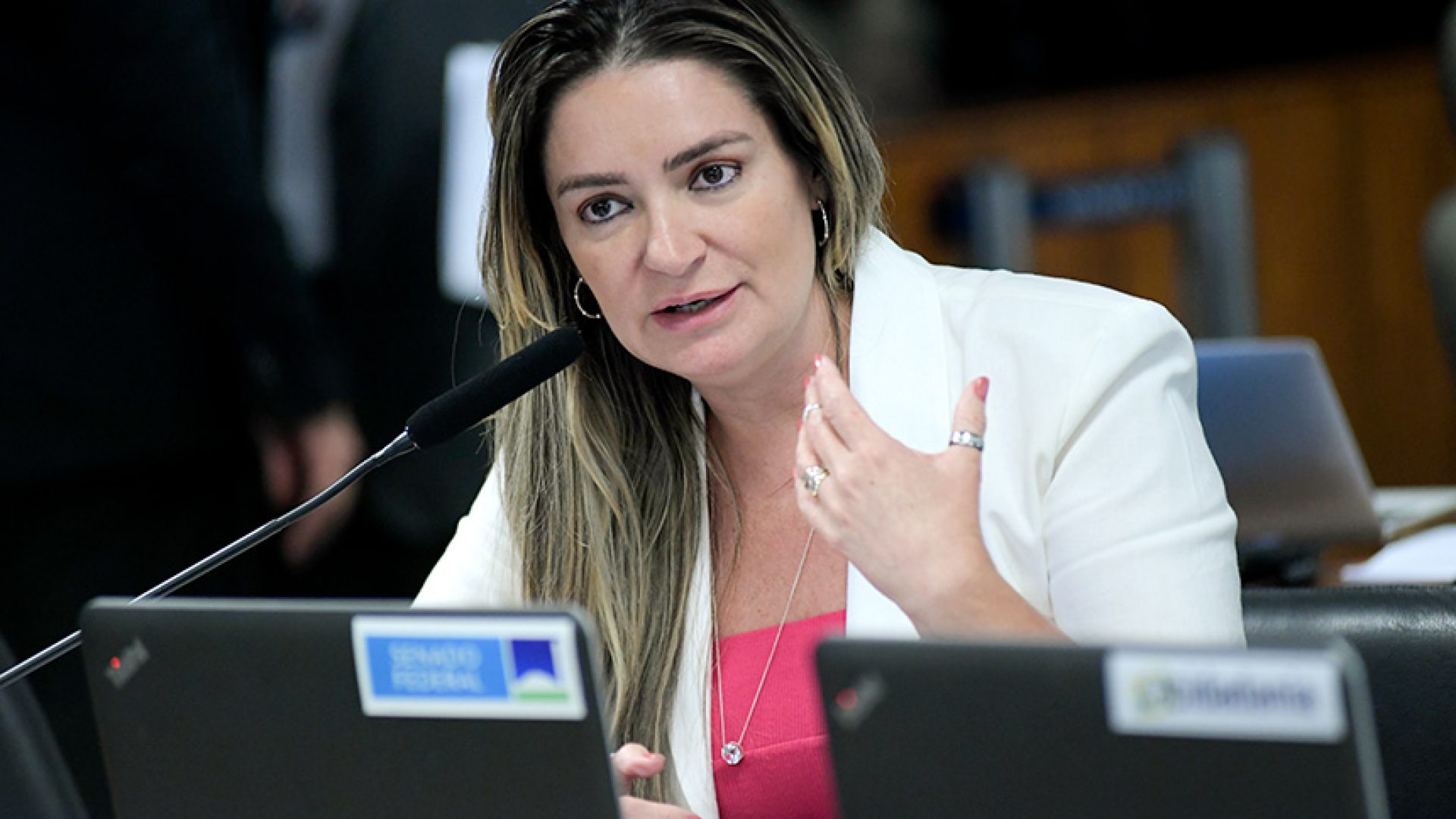 À bancada, em pronunciamento, senadora Augusta Brito (PT-CE).
