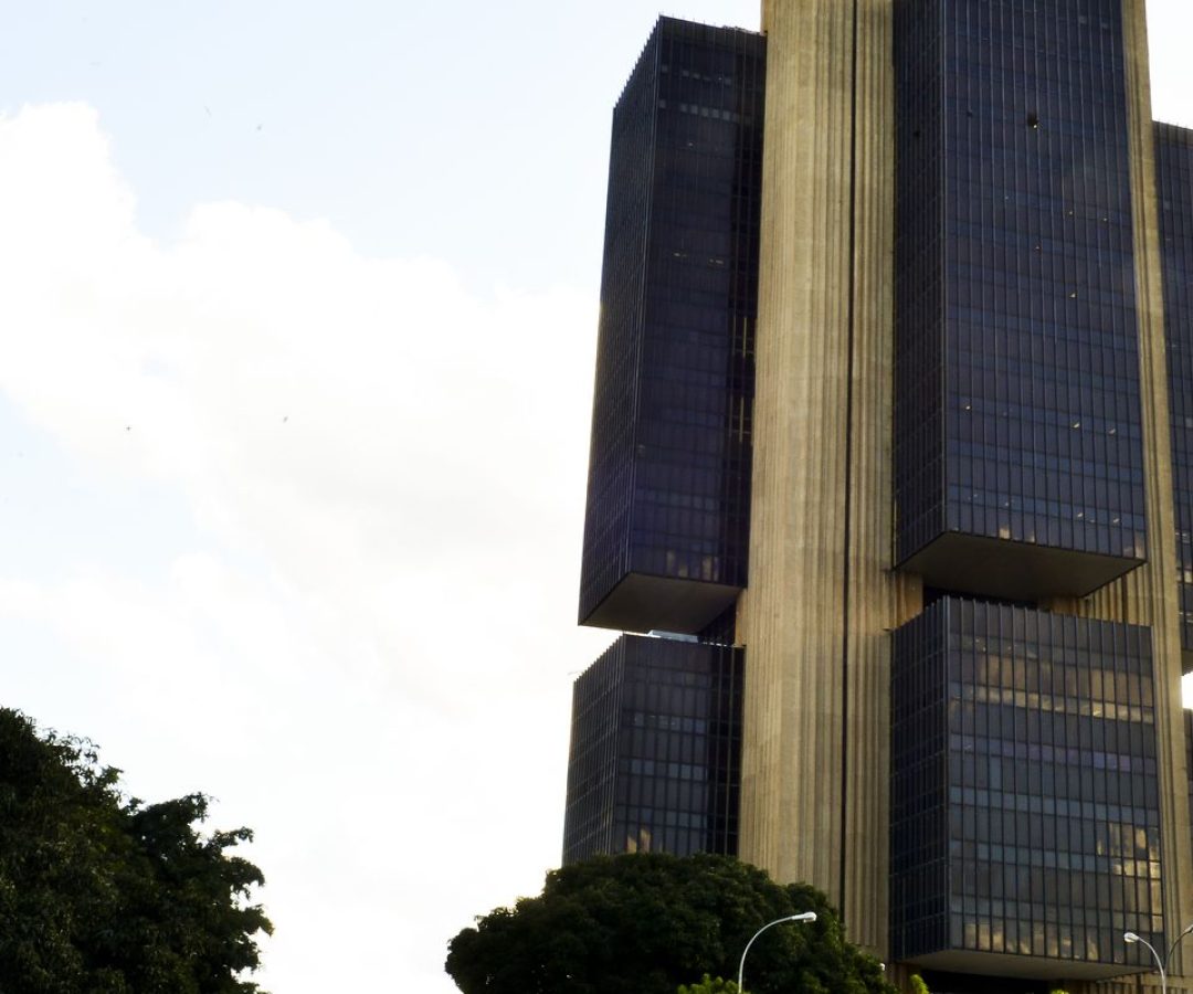 Juros do crédito pessoal e cartão rotativo avançam para as famílias